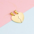 Gros plan de pendentifs cœur séparables en acier doré sur fond bleu et rose - Or (Moitié de Cœur Gauche + Droite)