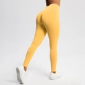 Detailaufnahme der nahtlosen Scrunch-Butt-Yoga-Leggings in lebhaftem Ingwer-Gelb-Ton - Gelb