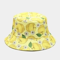 Detail van gele vissershoed met fruitpatroon, versterkte stiksels en bloemenprint - M (56-58cm) / 3# Kleur-Peer/Appelprint