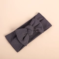 Dettaglio della fascia per neonati in maglia a coste grigio scuro con fiocco morbido - grigio scuro