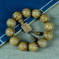 Poliertes Perlenarmband aus grünem Sandelholz mit graviertem Holzanhänger auf Vintage-Tuch - Plakette + Zubehör / 20mm x 12 Stk