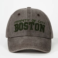 Détail de la broderie 3D verte Property of City Boston sur une casquette en coton délavé - Taille unique / café