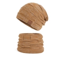 Gestricktes Set aus Mütze und Schal in Gelbbraun mit Sport-Lederaufnäher für den Winter - Karamell