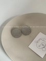 Detail von silbernen Hohlperlen-Ohrringen auf einem Keramikteller mit Kunstkarte - Hohlkugel-Ohrstecker / Silber