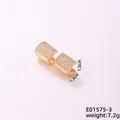 Elegantes pendientes de aro dorados con micro circonitas y un moderno diseño en forma de C - Pequeño / Dorado