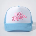 Détail de la casquette trucker bleue et blanche avec texte DAY DRINKER rose et filet - Taille unique / Blanc/Bleu Ciel