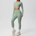 Detailansicht des nahtlosen Yoga-Sets in Salbeigrün mit High Waist Leggings und Top - S / Basilikumgrün