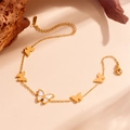 Elegante tobillera de acero de titanio chapado en oro 18k con cinco dijes de mariposa - Pulsera de Mariposa de Concha Dorada (L709)