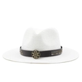 Detalle del sombrero fedora blanco con banda de cuero marrón y hebilla de flor de bronce - M (56-58cm) / Blanco