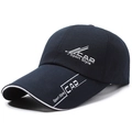 Dunkelblaue Sport-Baseballkappe mit weißer Stickerei und verlängerter Krempe für Herren - Verstellbar / Marineblau