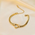 Dettaglio del bracciale a catena cubana dorata con ciondolo a cuore su seta beige - Bracciale Cuore Dorato (O507)