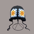 Detaillierte Nahaufnahme des handgemachten Häkelblumenmusters auf der Strickmütze - M (56-58cm) / Geschlitzter schwarz-blauer Patchwork-Hut