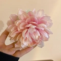 Primer plano de pinza para el pelo con flor de loto de tela hecha a mano en rosa - Pinza de Loto / Rosa