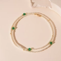 Dettaglio di collana vintage a strati con perle finte bianche e perline di vetro agata - Collana di Perle di Vetro di Agata Verde