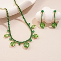 Detail of luxury green heart zircon jewelry set with gold tassels and necklace pendant - Green Heart Style