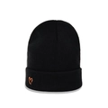 Gros plan du bonnet en tricot noir avec broderie coeur orange de haute qualité sur le bord - M (56-58cm) / Cœur Brodé / Noir