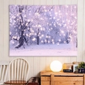 Arazzo con bosco innevato e luci soffuse appeso a una parete in legno chiaro - 150x130cm / Stile 4 - Foresta Innevata Lavanda