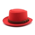 Détail du chapeau Pork Pie en laine rouge avec sangle en cuir et boucles métalliques - M (56-58cm) / Rouge