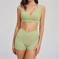 Tweeledige lichtgroene yogaset met halter sport-bh en korte broek met hoge taille - S / Bonengroen