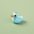 Detailaufnahme eines hellblauen Enten-Anhängers aus Harz mit Metallring für DIY-Schmuck - Blaue Ente