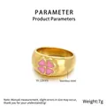 Detail eines 10mm breiten Edelstahlrings in Gold mit rosa Emaille-Kleeblatt-Motiv - US 6 / Gold (KR111091-K)
