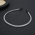 Cerchietto sottile in metallo con perle e strass su sfondo materico scuro elegante - Argento