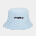 Détail de la broderie Awesome et des œillets sur le chapeau bob en coton bleu clair - Bleu clair