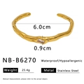 Detailweergave van gouden roestvrijstalen armband met golvende textuur en heldere edelsteen - Stijl met ingelegde rechthoekige zirkonia (NB-B6270)