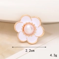 Detalle de accesorio de flor de perlas de 2,2 cm con acabado dorado y pétalos blancos - D102 Flor de Perlas No.8