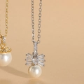 Dettaglio del ciondolo con perla e fiocco di zirconi in finitura oro e argento - Collana Di Perle Con Fiocco (Argento)