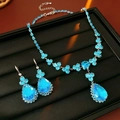 Exquisites Zirkon Wassertropfen Halsketten und Ohrring Set auf schwarzem Präsentationstablett - Halsketten- und Ohrring-Set / Blau