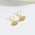 Elegante goldene Evil Eye Ohrhänger mit Perlen- und Zirkonia-Inlay auf weißem Grund - Weißes Zirkonia Teufelsauge
