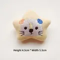 Dettaglio stella di peluche beige con ricamo a forma di animale misura 4,5x5,5cm - Stile Fai-da-te (Apertura posteriore) / Leone Stella Giallo