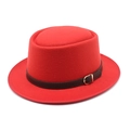 Détail du chapeau en feutre de laine rouge avec ceinture en cuir et boucle dorée - M (56-58cm) / Rouge