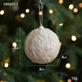 Bola de Navidad de 8cm en encaje crema con textura floral colgada del árbol - Blanco lechoso