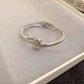 Détail du bracelet goutte argenté avec finition polie miroir et fermoir à charnière latérale - Style Goutte d'Eau Argenté (2#)
