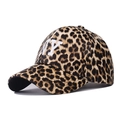 Détail de la broderie NY et du motif léopard sur la casquette de baseball en PU imperméable - M (56-58cm) / Léopard Clair NY PU