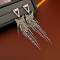 Boucles d'oreilles triangle argentées avec strass brillants et longues chaînes - Argenté
