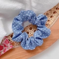 Blauwe scrunchie met witte stippen op een decoratief dienblad van vlechtwerk - #2 Blauw Met Witte Stippen