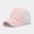 Detail der rosa Vintage Trucker-Mütze mit weißem Netzstoff und abgenutzter Krempe - Hellrosa