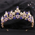 Elegante corona da sposa dorata con cristalli blu e perle bianche su sfondo nero - KC Oro Strass Chiaro e Blu