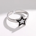 Verstellbarer Silberstern-Ring mit schwarz-weißem Emaille-Finish auf weißem Hintergrund - Einstellbar Offen / Silber