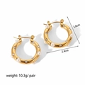 Dettaglio di orecchini a cerchio dorati con perle e zirconi, dimensioni 2,6 cm x 2,4 cm chic - Stile Perla Bianca e Zircone Trasparente (TE6034-2)