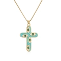 Dettaglio della collana a croce placcata oro 18K con motivi occhi in smalto blu e gemma verde - Smalto Blu-Pietra Verde (22412)