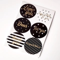 Set mit sechs schwarz-weißen runden Aufklebern mit eleganten goldfarbenen Grußbotschaften - Goldprägung Schwarz & Weiß (7703)