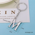 Gepolijste zilveren metalen letter M-sleutelhanger met stevige ring voor tassen - Letter-M