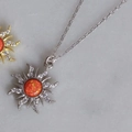 Collana con ciondolo a sole in argento con opale arancione e zirconi micro-intarsiati - Collana d'Argento con Opale Arancione