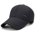 Dunkelgraue Baseballkappe mit verlängerter Krempe und SPORT-Metallemblem auf Weiß - Verstellbar / Grau