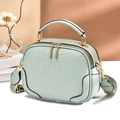 Sac à bandoulière vert clair effet crocodile avec large sangle et boucles dorées - Motif crocodile vert