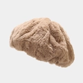 Gros plan sur le béret en peluche camel montrant la texture douce des poils longs - M (56-58cm) / Béret / Kaki